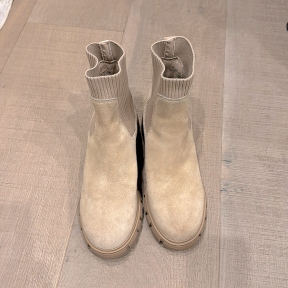 Steve Madden Shoes - Steve Madden light tan boots